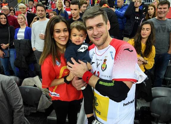 European Handball Championship, semifinal, France - Spain, Spanis tem with their families 26.01.2018., Arena Zagreb, Zagreb, Croatia - 2018 European Men s Handball Championship, semifinal, France - Spain. Spanish players celebrate victory with their families, wifes and children. Julen Aguinagalde  MarkoxLukunic PIXSELL