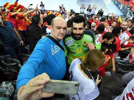 European Handball Championship, semifinal, France - Spain, Spanis tem with their families 26.01.2018., Arena Zagreb, Zagreb, Croatia - 2018 European Men s Handball Championship, semifinal, France - Spain. Spanish players celebrate victory with their families, wifes and children. Rodrigo Corrales  MarkoxLukunic PIXSELL