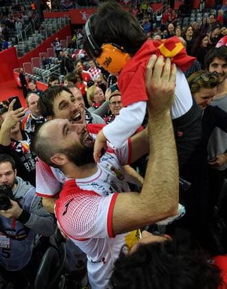 European Handball Championship, semifinal, France - Spain, Spanis tem with their families 26.01.2018., Arena Zagreb, Zagreb, Croatia - 2018 European Men s Handball Championship, semifinal, France - Spain. Spanish players celebrate victory with their families, wifes and children. Joan Canellas  MarkoxLukunic PIXSELL