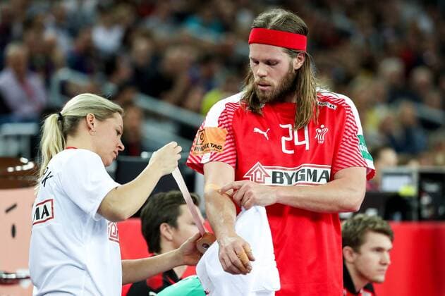 HANDBALL - EHF EURO 2018, DEN vs SWE ZAGREB,CROATIA,26.JAN.18 - HANDBALL - EHF European Championship EM Europameisterschaft semifinal, Denmark vs Sweden. Image shows a physical therapist and Mikkel Hansen (DEN). GEPAxpictures xMaticxKlansek