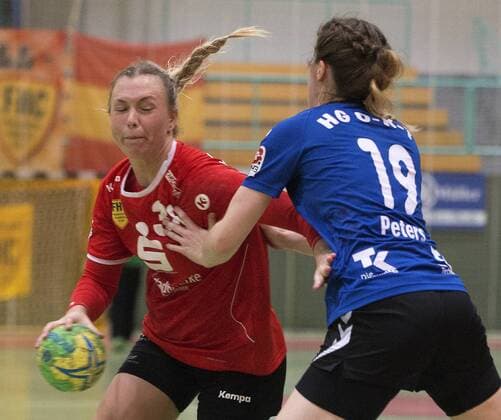 Frankfurt or 27 01 2018 Brandenburg Hall 3 Bundesliga women North Frankfurter HC vs HC HG O K T 28 17 the Frankfurt Michelle Dürr forest left in the duel imZweikampf with Franziska Peters the Frankfurt scored 7 goals in this game
