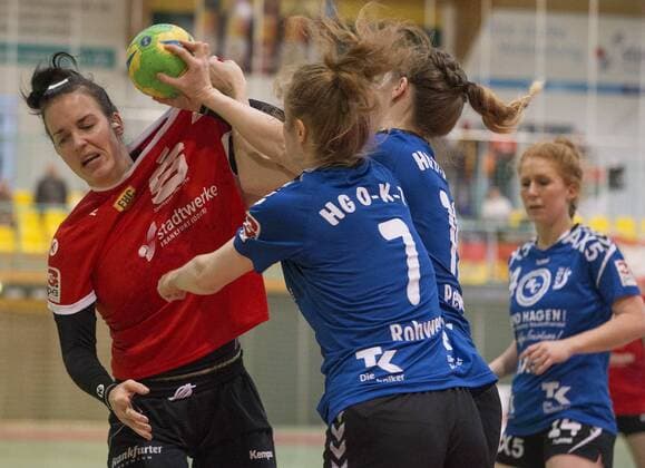 Frankfurt or 27 01 2018 Brandenburg Hall 3 Bundesliga women North Frankfurter HC vs HC HG O K T 28 17 hard defensive work from Katrin of Rahul 7 Franziska Peters against the Frankfurt Anja Ziemer left rechtsbeobachtet Josefine Lakatos the scene Anja Ziemer scored 7 goals for their team