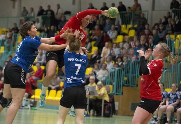 Frankfurt or 27 01 2018 Brandenburg Hall 3 Bundesliga women North Frankfurter HC vs HC HG O K T 28 17 Michelle Dürr forest trying to allude to Kathleen Mueller right Caja Lübker left and Katrin Rower attempt to interfere
