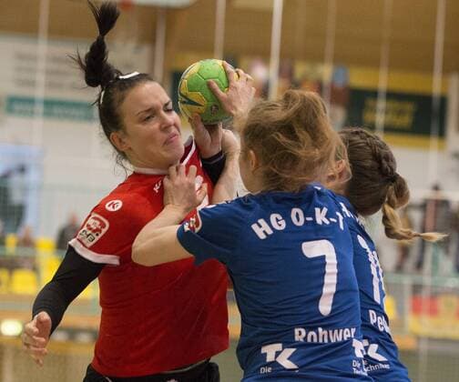 Frankfurt or 27 01 2018 Brandenburg Hall 3 Bundesliga women North Frankfurter HC vs HC HG O K T 28 17 Anja Ziemer of the FHC left trying to prevail against Katrin Rohwer 7 and Franziska Peters Anja Ziemer scoring in this game 7 for the FHC