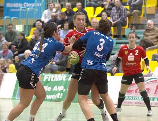 Frankfurt or 27 01 2018 Brandenburg Hall 3 Bundesliga women North Frankfurter HC vs HC HG O K T 28 17 Caja Lübker 44 and Imke Jasmin Seidel stop the Frankfurt Maria Heinke right watching Anja Ziemer the scene