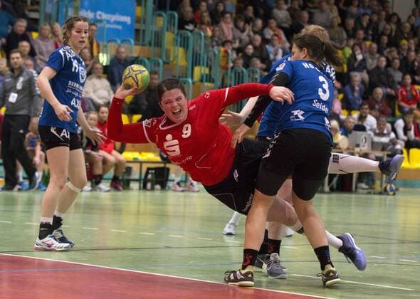 Frankfurt or 27 01 2018 Brandenburg Hall 3 Bundesliga women North Frankfurter HC vs HC HG O K T 28 17 Theresa Loll by the FHC prevails against Franziska Peters left and Imke Jasmin Seidel and trfft for their team