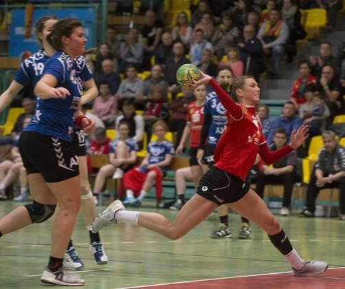 Frankfurt or 27 01 2018 Brandenburg Hall 3 Bundesliga women North Frankfurter HC vs HC HG O K T 28 17 Maria Heinke meets left in this scene for the FHC that has left Caja Lübker