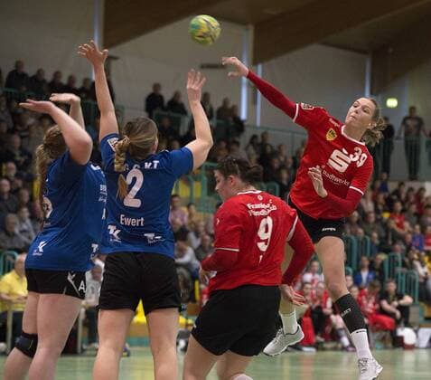 Frankfurt or 27 01 2018 Brandenburg Hall 3 Bundesliga women North Frankfurter HC vs HC HG O K T 28 17 react is increased Maria Heinke of the FHC to the jump shot and the defence meets with this litter with Anita Ewert 2 and Caja Lübker left have left