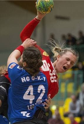Frankfurt or 27 01 2018 Brandenburg Hall 3 Bundesliga women North Frankfurter HC vs HC HG O K T 28 17 the Frankfurt Michelle Dürr forest in a duel with Caja Lübker 42