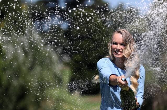 Australian Open, Siegerin Caroline Wozniacki - Fotoshooting (180128) -- MELBOURNE, Jan. 28, 2018 -- Caroline Wozniacki of Denmark sprays champagne during a photo shoot in the Royal Botanical Gardens in Melbourne, Australia, Jan. 28, 2018. Wozniacki defeated Romania s Simona Halep with 2-1 to win the Australian Open women s singles final.) (SP)AUSTRALIA-MELBOURNE-TENNIS-AUSTRALIAN OPEN-WOZNIACKI BaixXuefei 