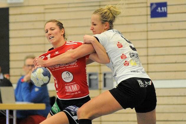 Saskia Putzke SG H2Ku Herrenberg of Kuties 21 against Lea Gruber FSG Waiblingen basket 9 handball women 2 Bundesliga 27 01 2018 photo TBaur EIBNER Waiblingen Copyright: xEibner-Pressefotox EP_Toba