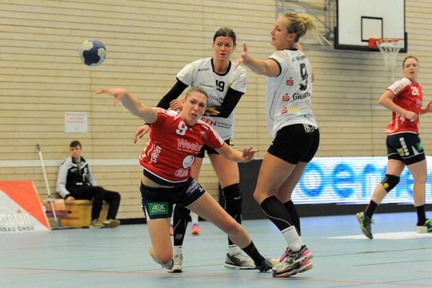 Sarah Neubrander SG H2Ku Herrenberg of Kuties 9 against Lea Gruber FSG Waiblingen basket 9 handball women 2 Bundesliga 27 01 2018 photo TBaur EIBNER Waiblingen Copyright: xEibner-Pressefotox EP_Toba