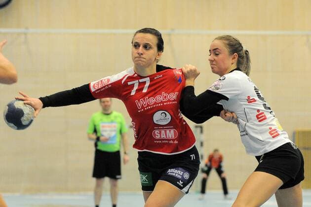 Carolin Tuc SG H2Ku Herrenberg of Kuties 77 against Sinah Hagen FSG Waiblingen basket 96 handball women 2 Bundesliga 27 01 2018 photo TBaur EIBNER Waiblingen Copyright: xEibner-Pressefotox EP_Toba