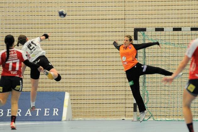Monika LiDE SG H2Ku Herrenberg of Kuties 12 in goal against Louisa de Bellis FSG Waiblingen basket 21 handball women 2 Bundesliga 27 01 2018 photo TBaur EIBNER Waiblingen Copyright: xEibner-Pressefotox EP_Toba