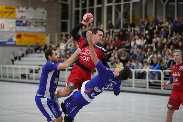 Mens BWOL TuS Steißlingen SG H2Ku Herrenberg 26 27 Dominik rose SG on the ball against Stefan Maier left TUS and Maurice of Wildöer 3 TUS Allendale Copyright: xPeterxPisax Eibner-Pressefotox EP_ppa