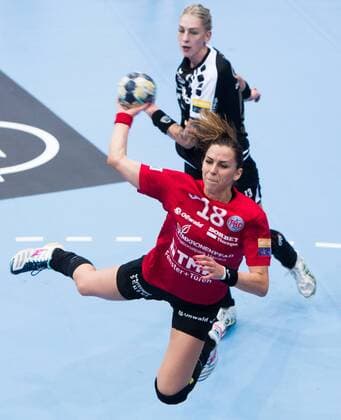 27 01 2018 Nordhausen Champions League women THC Erfurt bad Langensalza SG BBM Bietigheim front iveta Luzumova 18 Thüringer HC and Luisa Schulz 13 SG BBM Bietigheim action