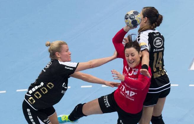 27 01 2018 Nordhausen Champions League women THC Erfurt bad Langensalza SG BBM Bietigheim v l h Salamakha 23 SG BBM Bietigheim Macarena Aguilar Diaz 15 Thüringer HC and Karolina Kudlacz GLOC 14 SG BBM Bietigheim action