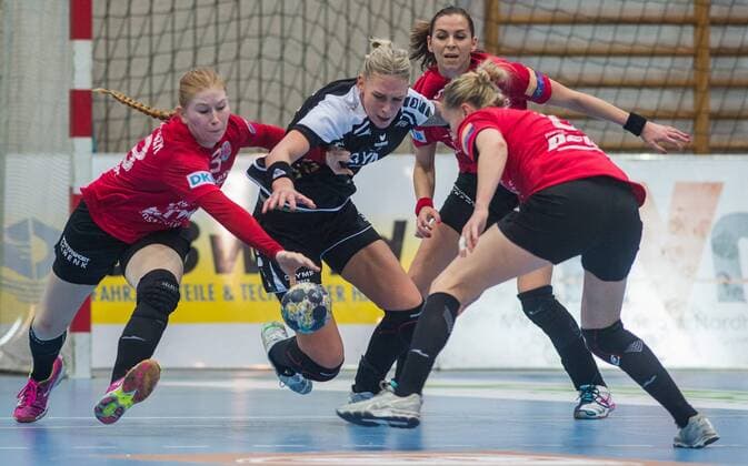 27 01 2018 Nordhausen Champions League women THC Erfurt bad Langensalza SG BBM Bietigheim v l Meike Schmelzer 13 Thüringer HC Luisa Schulz 13 SG BBM Bietigheim iveta Luzumova 18 Thüringer HC and Saskia 05 Thüringer HC long action
