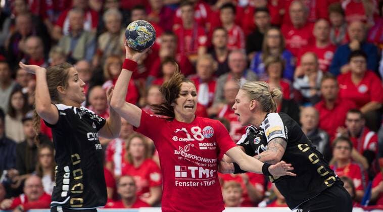 27 01 2018 Nordhausen Champions League women THC Erfurt bad Langensalza SG BBM Bietigheim v l MIA Chad 02 SG BBM Bietigheim iveta Luzumova 18 Thüringer HC and Luisa Schulz 13 SG BBM Bietigheim action