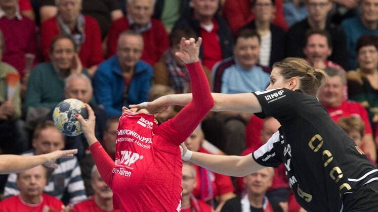 27 01 2018 Nordhausen Champions League women THC Erfurt bad Langensalza SG BBM Bietigheim v l Macarena Aguilar Diaz 15 Thüringer HC and Ines Ivanocok 09 SG BBM Bietigheim action