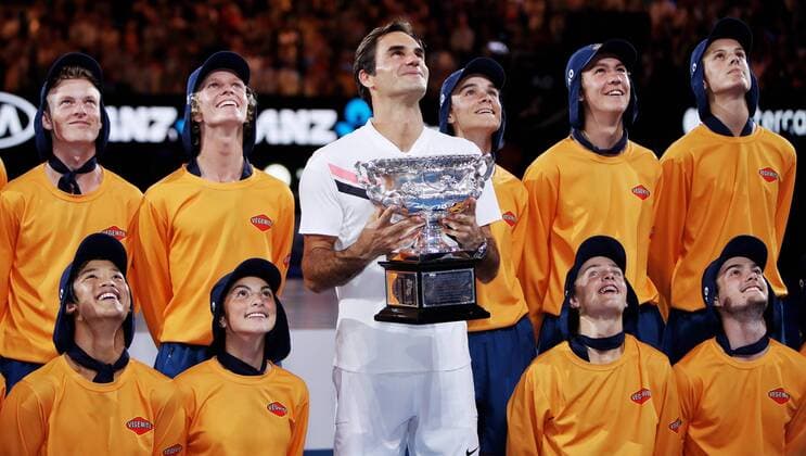 Bilder des Tages - SPORT TENNIS - ATP Tennis Herren Australian Open 2018 MELBOURNE,AUSTRALIA,28.JAN.18 - TENNIS - ATP World Tour, Grand Slam, Australian Open. Image shows Roger Federer (SUI) and ballkids. Keywords: trophy. GEPAxpictures xMatthiasxHauer