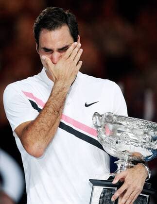 Bilder des Tages - SPORT TENNIS - ATP Tennis Herren Australian Open 2018 MELBOURNE,AUSTRALIA,28.JAN.18 - TENNIS - ATP World Tour, Grand Slam, Australian Open. Image shows Roger Federer (SUI). Keywords: trophy. GEPAxpictures xMatthiasxHauer