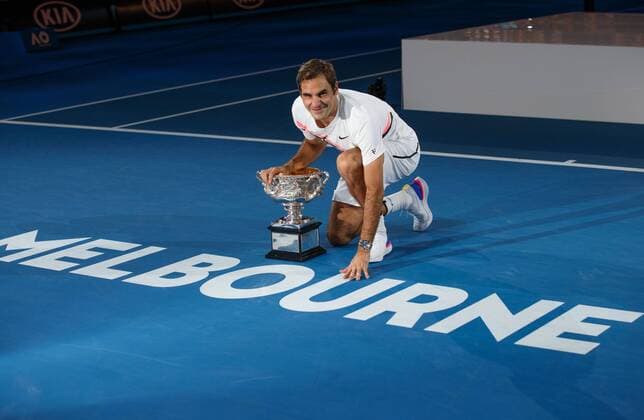Bilder des Tages - SPORT ROGER FEDERER (SUI), Siegerehrung Tennis - Australian Open 2018 - Grand Slam ATP Tennis Herren WTA Tennis Damen - Melbourne Park - Melbourne - Victoria - Australia - 28 January 2018. *** ROGER FEDERER SUI ceremony Tennis Australian Open 2018 Grand Slam ATP WTA Melbourne Park Melbourne Victoria Australia 28 January 2018 Copyright: xJuergenxHasenkopfx