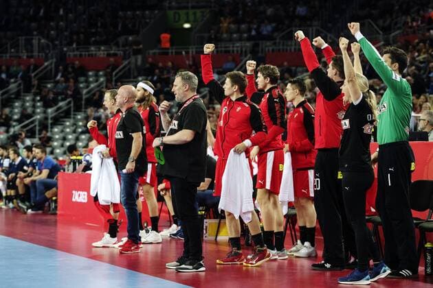 180128 Denmark s head coach Nicholas Jacobsen and players pa bench cheering for the bronze medal match between Denmark and France in Handball CHAMPIONSHIP 2018 28 January 2018 in Zagreb  Copyright: FREDRIKxVARFJELL BB180128FV011