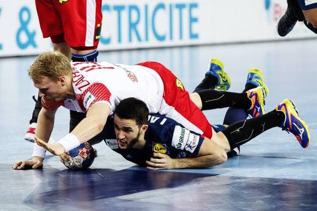 180128 Denmark s Anders Zachariassen ports ovanpa France s Romain Lagarde in the bronze game between Denmark and France in Handball CHAMPIONSHIP 2018 28 January 2018 in Zagreb  Copyright: FREDRIKxVARFJELL BB180128FV035