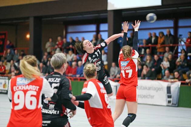SSP Neurotthalle Ketch Kurpfalz bears BSV Saxony Zwickau Zwickau 11 Katarina Pavlovic on the ball and 15 Nadja Bolze bears 96 Lara Eckhardt 9 Lena fine piece and 17 Samira fire Ketch Copyright: xLenhardt xEibner-Pressefotox ep_eer