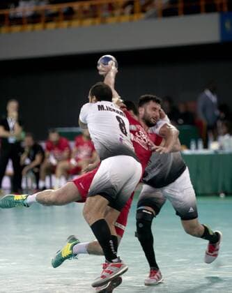 A Tunisian (C) player in the Egyptian defense, in the final of the 23rd African Handball Cup at the Libreville Sports Palace, on January 27, 2018, won by the Tunisians. Tunisia-Egypt: 26-24 Libreville Gabon Copyright: xOlivierxEbanga Afrikimages imagox