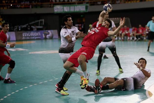 A Tunisian (C) player in the Egyptian defense, in the final of the 23rd African Handball Cup at the Libreville Sports Palace, on January 27, 2018, won by the Tunisians. Tunisia-Egypt: 26-24 Libreville Gabon Copyright: xOlivierxEbanga Afrikimages imagox