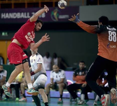 Un joueur tunisien (L) face au gardien egyptien lors de la finale de la 23e Coupe d Afrique de handball au Palais de sports de Libreville, le 27 JaA Tunisian player (G) faces the Egyptian goalkeeper in the final of the 23rd African Handball Cup at the Libreville Sports Palace on January 27, 2018. Tunisia-Egypt: 26-24nvier 2018. Tunisie-Egypte: 26-24 Libreville Gabon Copyright: xOlivierxEbanga Afrikimages imagox