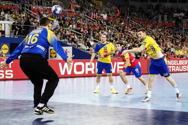180128 Sweden s Niclas E do mal pa punishment behind Spain s malvakt Arpad Sterbik Capar during the final between Sweden and Spain in Handball CHAMPIONSHIP 2018 28 January 2018 in Zagreb  Copyright: FREDRIKxVARFJELL BB180128FV106