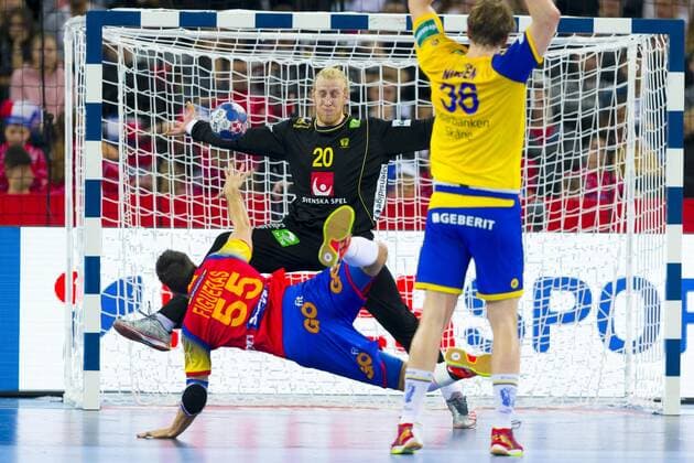 Adrian Figueras Nr 55 Spain against goalkeeper Mikael Appelgren Nr 20 Sweden and Jesper Nielsen Nr 36 Spain Sweden Sweden final handball EHF euro 2018 28 01 18 Zagreb Zagreb Croatia Zagreb arena Copyright: xAgentur54Gradx xFelixxKoenigx