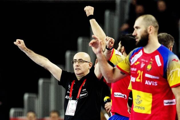 180128 Spain s coach Jordi Ribera rejoices with players during the final between pa bench Sweden and Spain in Handball CHAMPIONSHIP 2018 28 January 2018 in Zagreb  Copyright: FREDRIKxVARFJELL BB180128FV141