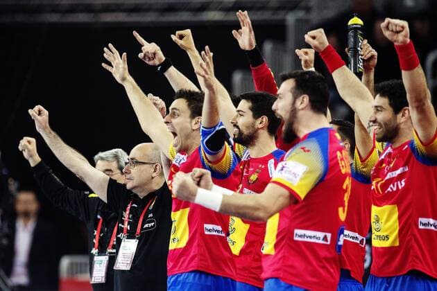 180128 Spain s coach Jordi Ribera rejoices with players during the final between pa bench Sweden and Spain in Handball CHAMPIONSHIP 2018 28 January 2018 in Zagreb  Copyright: FREDRIKxVARFJELL BB180128FV143