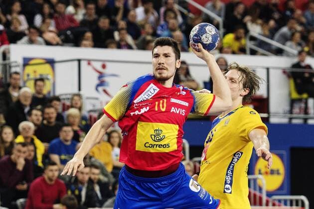 180128 Spain s Alex Dujshebaev Dovichebaeva gar past Sweden s Jesper Nielsen and makes the template during the final between Sweden and Spain in Handball CHAMPIONSHIP 2018 28 January 2018 in Zagreb  Copyright: FREDRIKxVARFJELL BB180128FV144