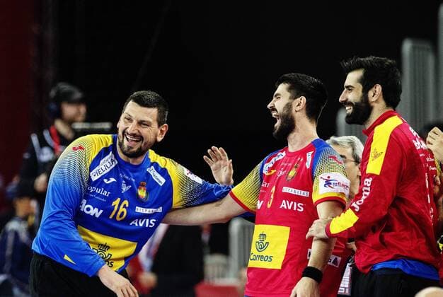 Arpad Sterbik 180128 Capar Spain rejoices with Eduardo Gurbindo Martinez during the final between Sweden and Spain in Handball CHAMPIONSHIP 2018 28 January 2018 in Zagreb  Copyright: FREDRIKxVARFJELL BB180128FV154