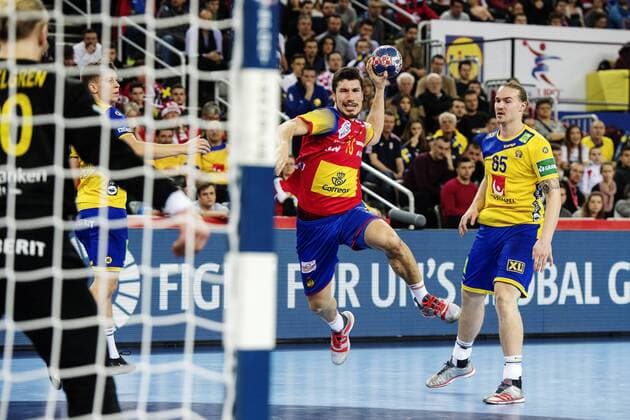 180128 Spain s Alex Dujshebaev Dovichebaeva do mal in front of Sweden s Lukas N during the final between Sweden and Spain in Handball CHAMPIONSHIP 2018 28 January 2018 in Zagreb  Copyright: FREDRIKxVARFJELL BB180128FV158