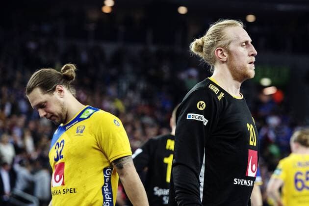 180128 Sweden s Mattias Zachrisson and malvakt Mikael Appelgren moping around after the loss in the final between Sweden and Spain in Handball CHAMPIONSHIP 2018 28 January 2018 in Zagreb  Copyright: FREDRIKxVARFJELL BB180128FV159