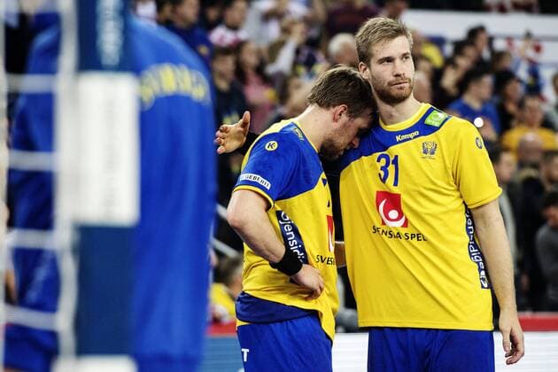 180128 Sweden s Max Darj and Viktor Östlund moping around after the loss in the final between Sweden and Spain in Handball CHAMPIONSHIP 2018 28 January 2018 in Zagreb  Copyright: FREDRIKxVARFJELL BB180128FV160