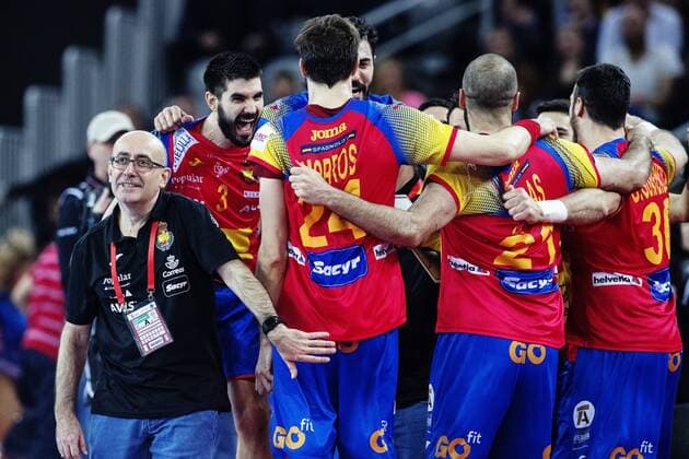 180128 Spain s coach Jordi Ribera and players rejoice after winning the final between Sweden and Spain in Handball CHAMPIONSHIP 2018 28 January 2018 in Zagreb  Copyright: FREDRIKxVARFJELL BB180128FV168