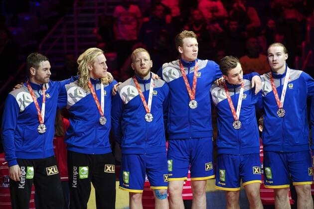 Andreas 180128 malvakt malvakt Sweden s Mikael Appelgren Palicka Jim gottfridsson Simon J and Luke N moping around with their silver medals around their necks at the awards ceremony during the final between Sweden and Spain in Handball CHAMPIONSHIP 2018 28 January 2018 in Zagreb  Copyright: FREDRIKxVARFJELL BB180128FV169