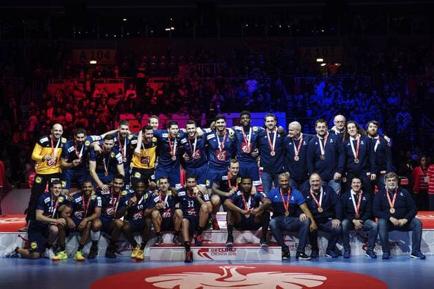 180128 France s players pose for a picture with their bronze medals at the awards ceremony after the final between Sweden and Spain in Handball CHAMPIONSHIP 2018 28 January 2018 in Zagreb  Copyright: FREDRIKxVARFJELL BB180128FV171