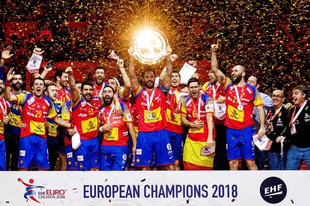 180128 the Spanish team rejoices in guldkonfetti with the trophy at the awards ceremony after the final between Sweden and Spain in Handball CHAMPIONSHIP 2018 28 January 2018 in Zagreb  Copyright: FREDRIKxVARFJELL BB180128ZP055