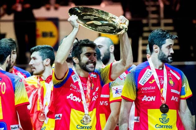 180128 Spain s David Balaguer Romeu and Raul Entrerrios Rodriguez rejoices with the trophy at the awards ceremony after the final between Sweden and Spain in Handball CHAMPIONSHIP 2018 28 January 2018 in Zagreb  Copyright: FREDRIKxVARFJELL BB180128FV195