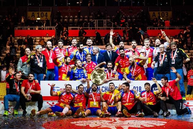 180128 the Spanish team rejoices with the trophy at the awards ceremony after the final between Sweden and Spain in Handball CHAMPIONSHIP 2018 28 January 2018 in Zagreb  Copyright: FREDRIKxVARFJELL BB180128FV196