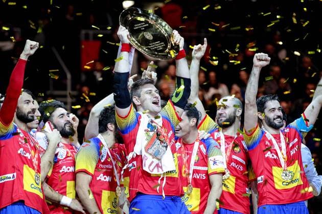 Handball EM Finale, Spanien ist Europameister HANDBALL - EHF EURO 2018, ESP vs SWE ZAGREB,CROATIA,28.JAN.18 - HANDBALL - EHF European Championship EM Europameisterschaft final, Spain vs Sweden, award ceremony. Image shows the rejoicing of Julen Aguinagalde (ESP) and Spain athletes. Keywords: trophy. GEPAxpictures xMaticxKlansek