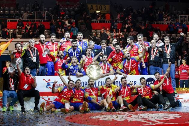 Handball EM Finale, Spanien ist Europameister HANDBALL - EHF EURO 2018, ESP vs SWE ZAGREB,CROATIA,28.JAN.18 - HANDBALL - EHF European Championship EM Europameisterschaft final, Spain vs Sweden, award ceremony. Image shows the rejoicing of Spain athletes. Keywords: trophy. GEPAxpictures xMaticxKlansek